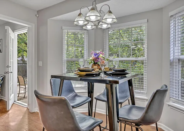 Cozy And Spacious Spring Hill 3Br 2Bath Home