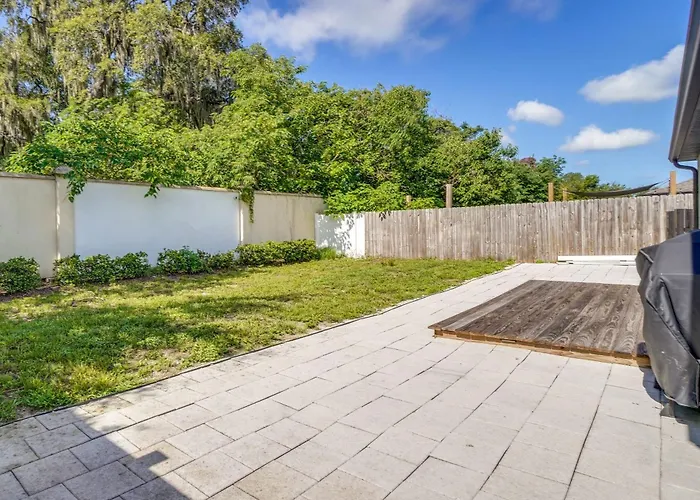 Tavares Retreat W/ Covered Patio & Private Yard