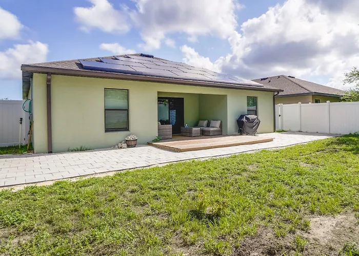 Tavares Retreat W/ Covered Patio & Private Yard
