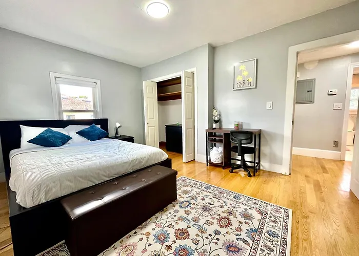 Cozy 3-Beds In 2-Bedrooms Apartment Near Quincy Adams