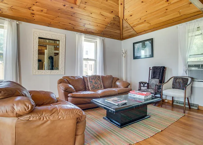 < 1 Mi To Beaches: Home W/ Deck In Oak Bluffs