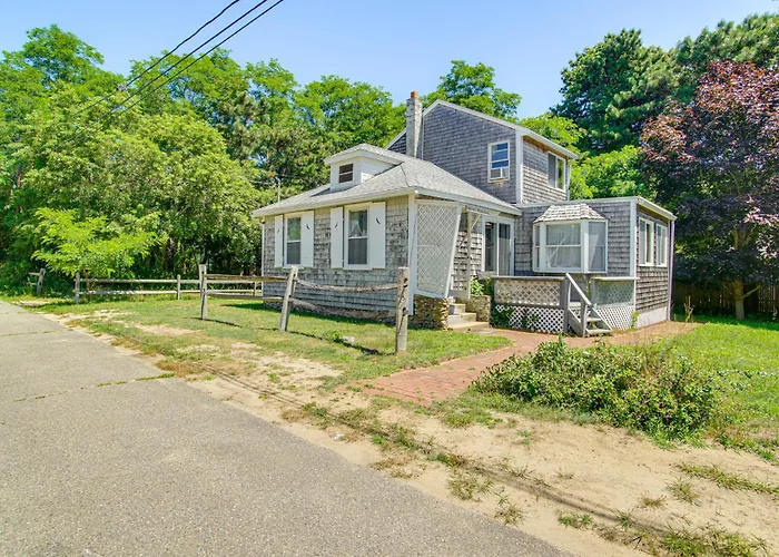 < 1 Mi To Beaches: Home W/ Deck In Oak Bluffs
