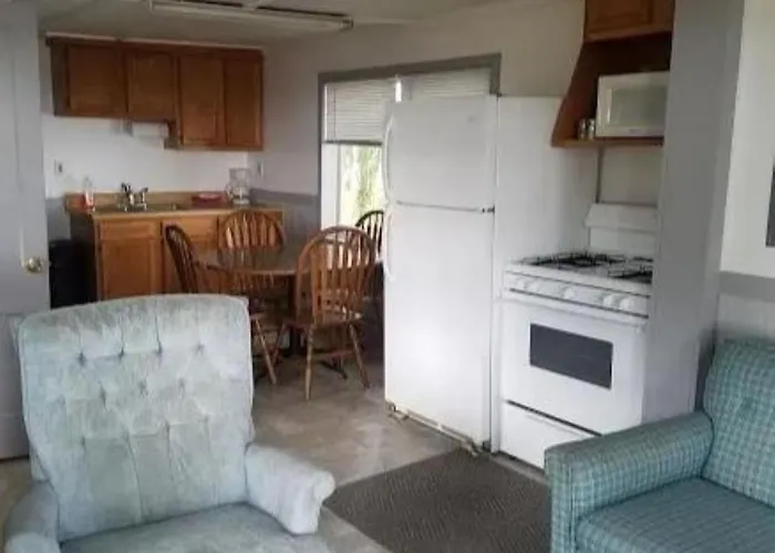 Lyman'S Cozy Lakefront Cottage