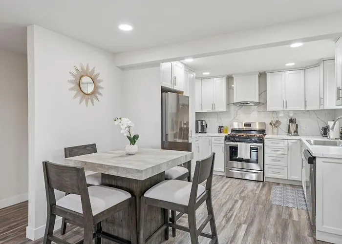 Designer Home With Yard -Walk To Beach, Shops And More