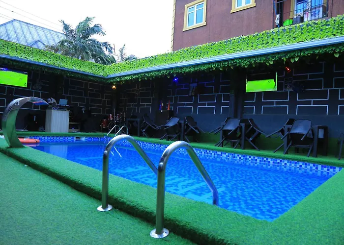Triple J Universal Hotel And Suites