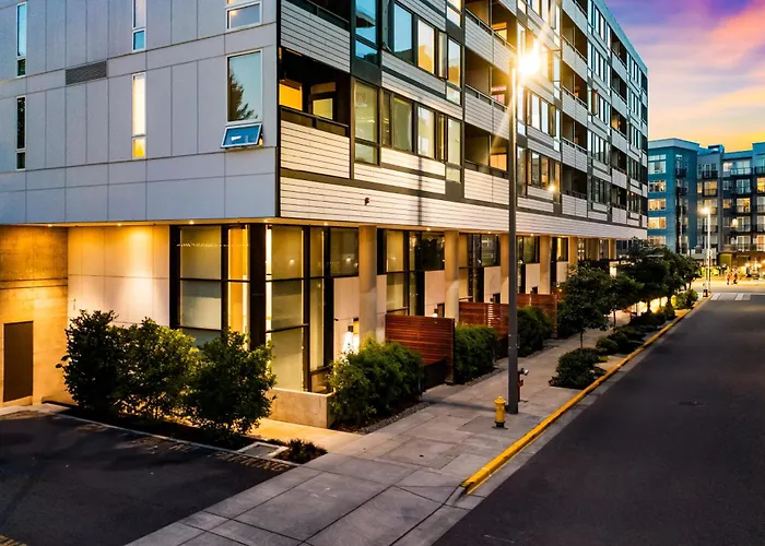 Posh Lofty Pad In Central Redmond - 92 Walkscore!