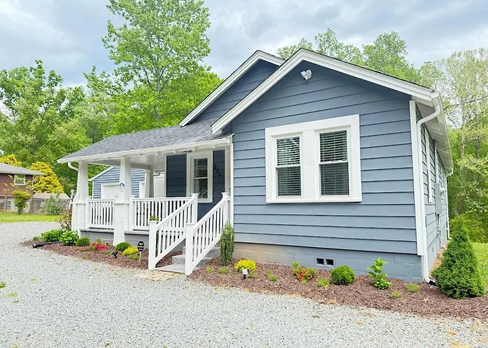 Avalon Cottage With Hot Tub