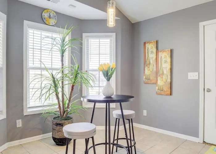 Stylish Retreat In Lawrenceville