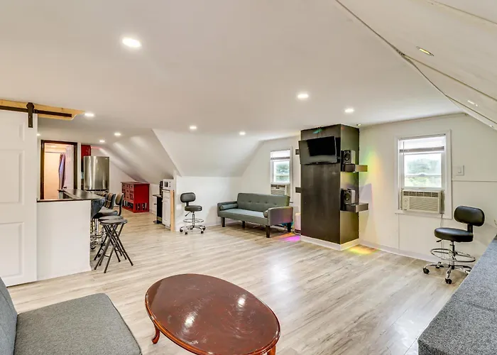 Walk To Main St Stroudsburg! Pocono Townhome