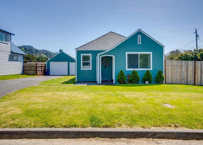 Walk To Gold Beach: Charming Cottage W/ Yard!
