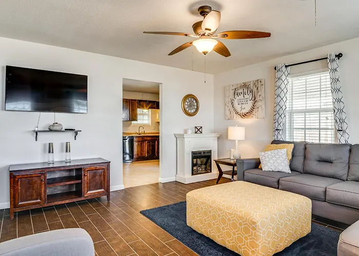 Walk To Town: Home W/ Yard In Brenham!