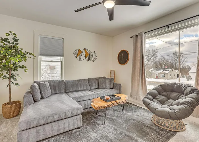 3 Mi To Downtown Youngstown: Updated Apartment