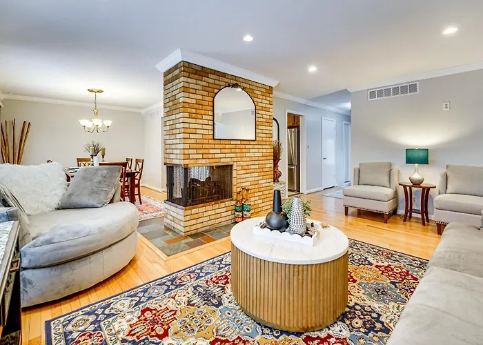 Fire Pit & Yard: Family Home In Farmington Hills!