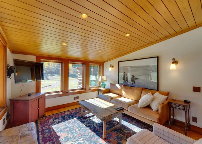 Sun Valley Log Home W/ Hot Tub & Mtn Views!