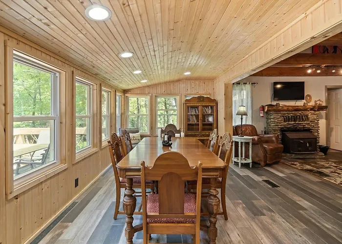 Sitting Bear Cottage Flying Squirrel Cottages