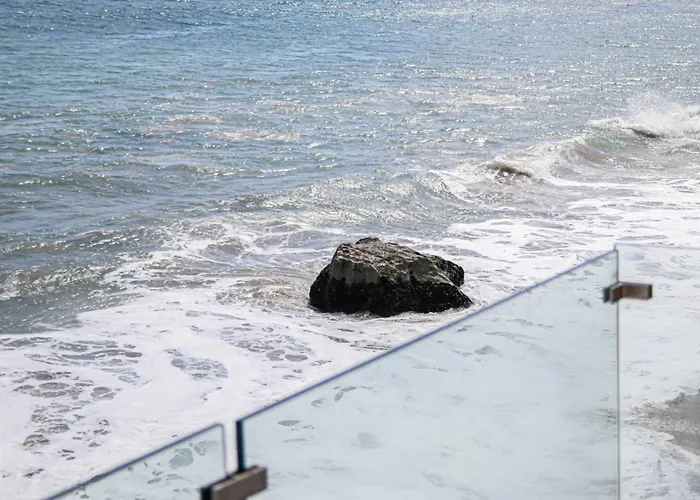 Malibu Beachfront Home With Rock Spa Ocean Views & Huge Deck