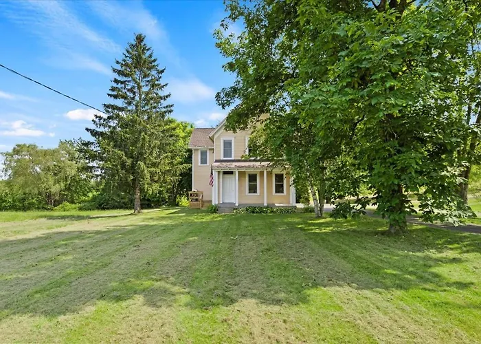 Hudson Restored Farmhouse With Fire Pit