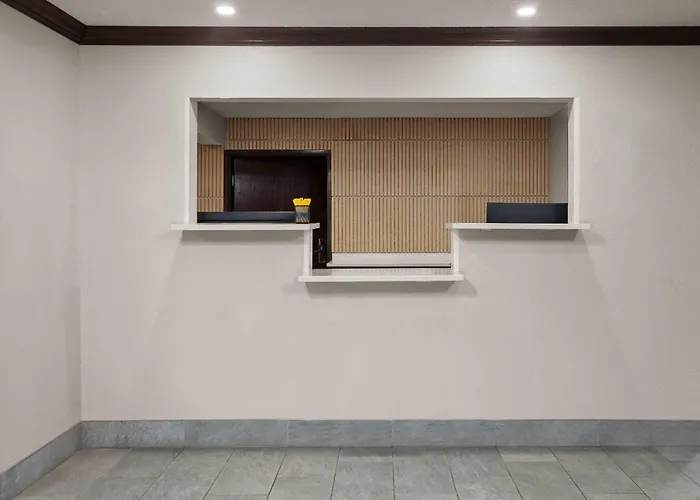 Days Inn & Suites By Wyndham Kaukauna Wi