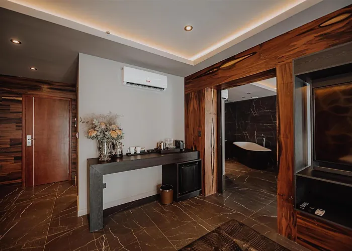 La Urumpta Hotel, Aken Mind