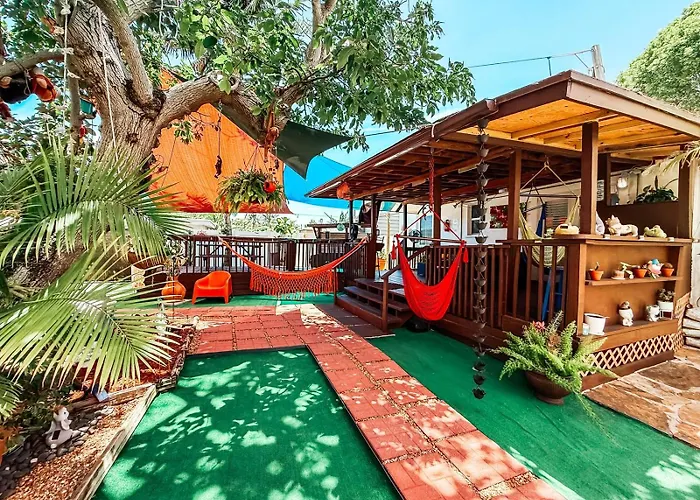 Hammocks & Mini-Golf! 10 Mins From Beach!