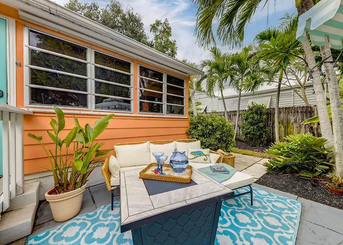 Historic Cottage: Hot Tub & Fully Fenced Backyard