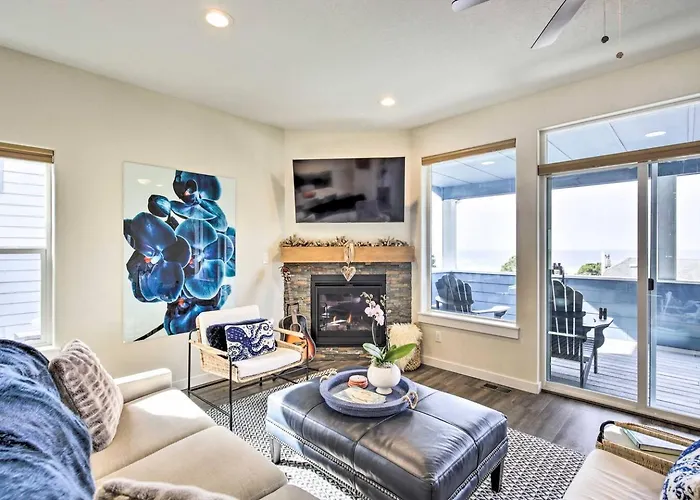 The Moby House Coastal Retreat With Ocean Views & Hot Tub