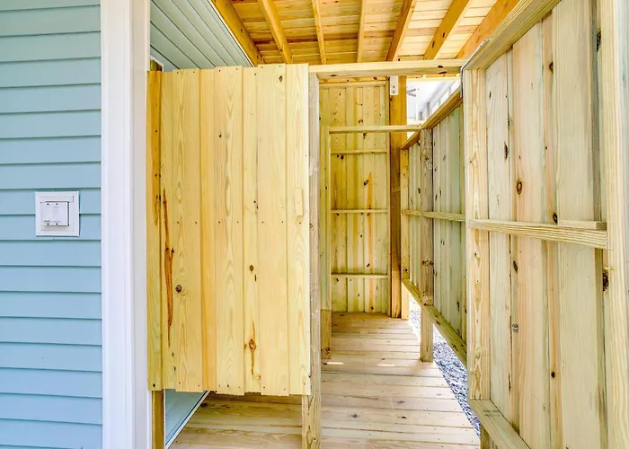 Coastal North Carolina Retreat: Half Mile To Beach