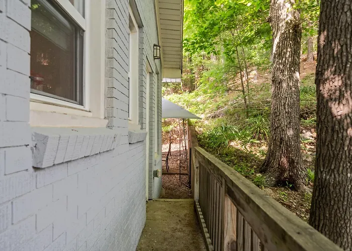 Spring Bungalow - A Cozy Getaway In Downtown Hot Springs!