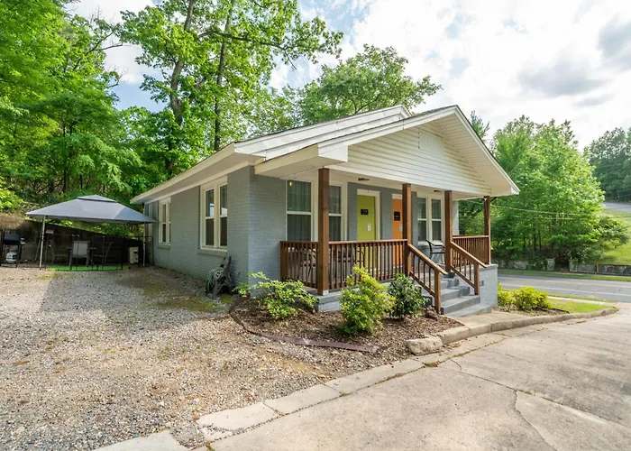 Spring Bungalow - A Cozy Getaway In Downtown Hot Springs!