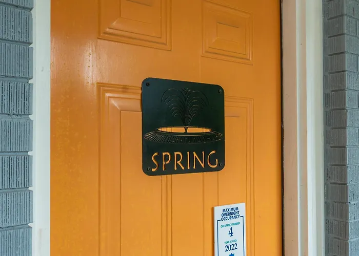 Spring Bungalow - A Cozy Getaway In Downtown Hot Springs!