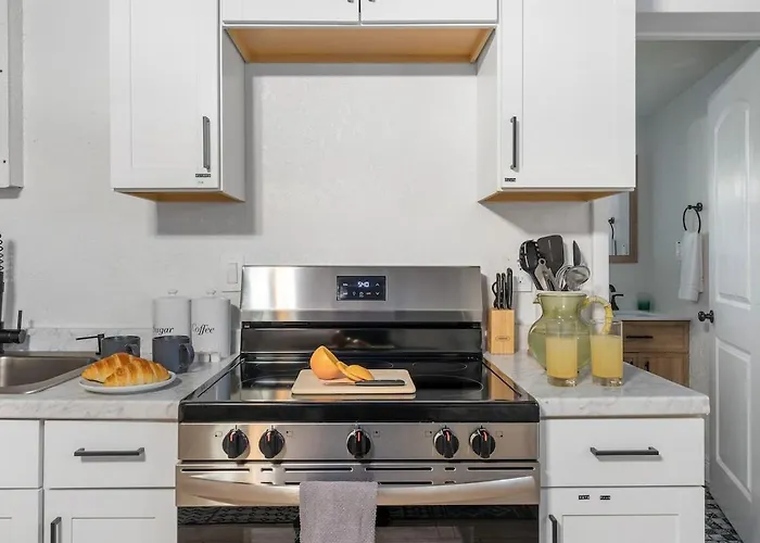Mins To Beach - Studio Home- Walk To Downtown - Free Parking