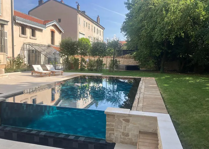 Les Ecuries De Rigny, Suite Haut De Gamme Avec Spa Privatif Et Piscine Au Coeur D'Un Jardin Arbore