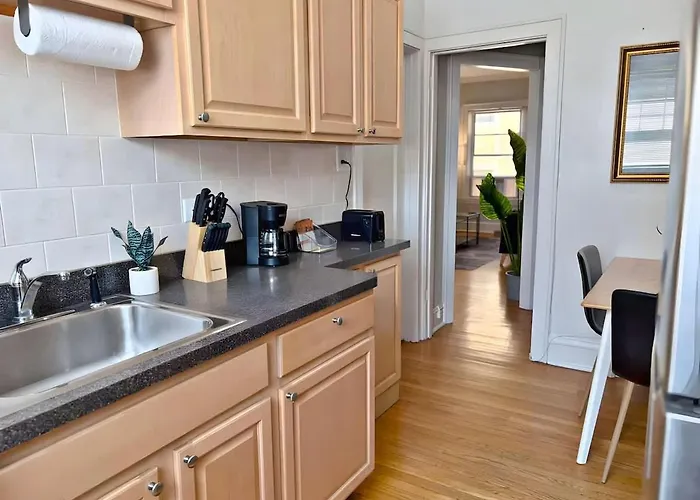 Perfectly Located 1-Bedroom Unit - Hinman D2