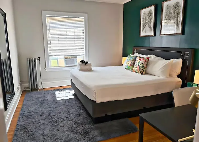 Perfectly Located 1-Bedroom Unit - Hinman D2