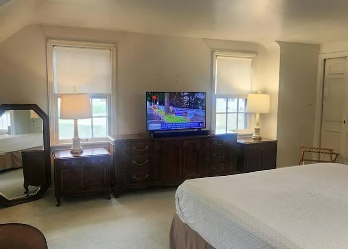 Private Fenced Yard• King Bed • Grill• Fireplace