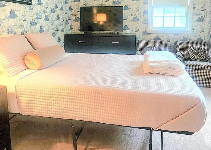 Private Fenced Yard• King Bed • Grill• Fireplace
