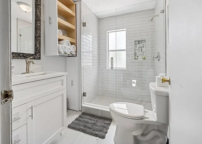 The Tarpon Flat Bright 1Br Downtown Retreat