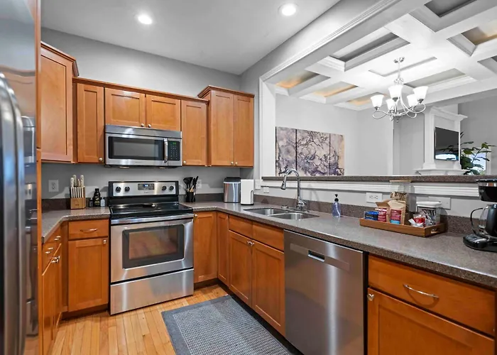 Hilltop 3Br For 10, Private Garage, Skyline Views
