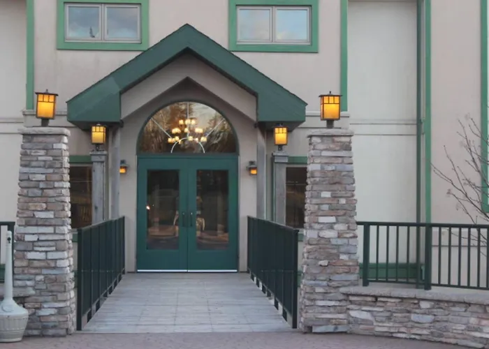 Amazing Lake View 2 Queen Bed Studio & Heated Pools