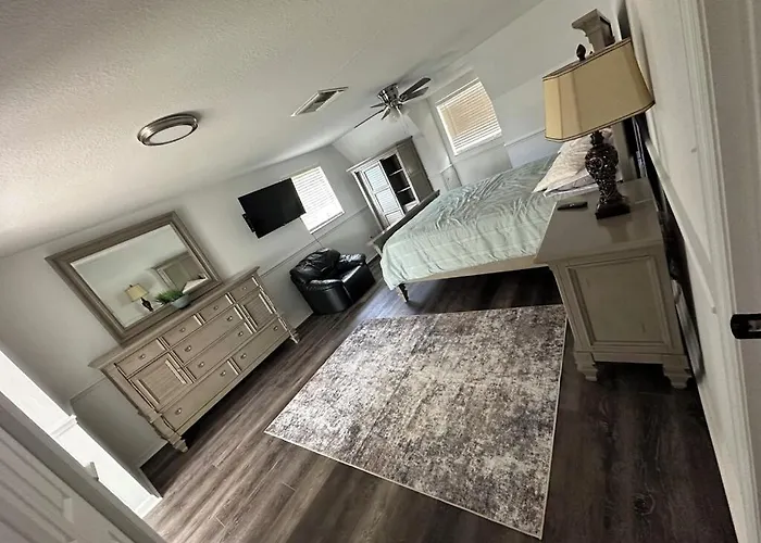 5 Bedrooms, 4 Bathrooms, Pool, Gym, Sleeps 16 Leesburg Retreat!!!!