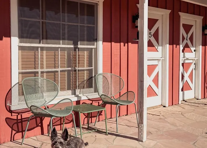 Room 8 - Downtown Joshua Tree Motel - Pet Friendly - Walk To Shops & Visitor Center, Minutes To Park Entrance