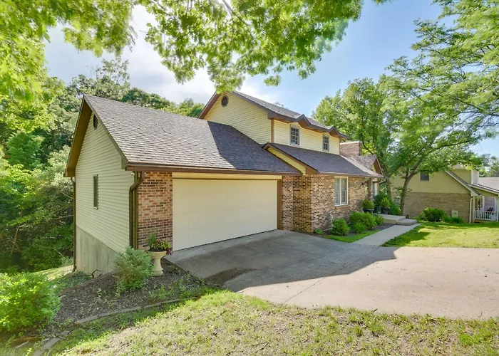 3 Mi To Dtwn Jefferson City: Family Home W/ Deck