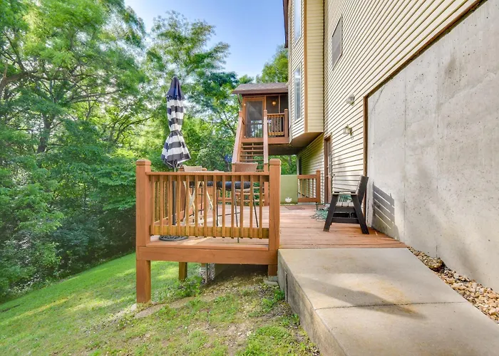 3 Mi To Dtwn Jefferson City: Family Home W/ Deck