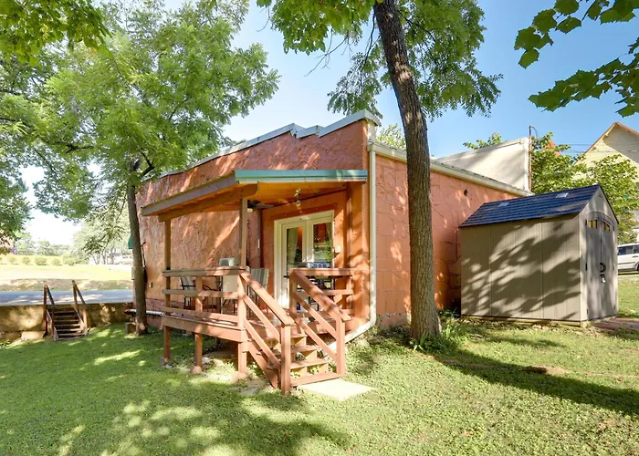 Walk To White River: Cozy Studio, Driftys Hideaway