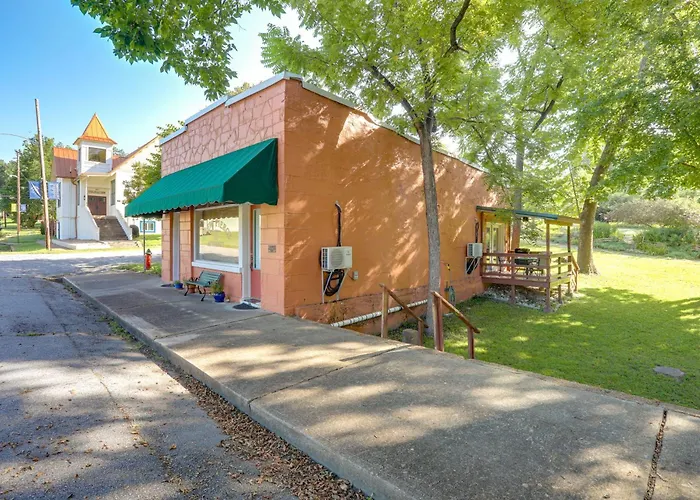 Walk To White River: Cozy Studio, Driftys Hideaway