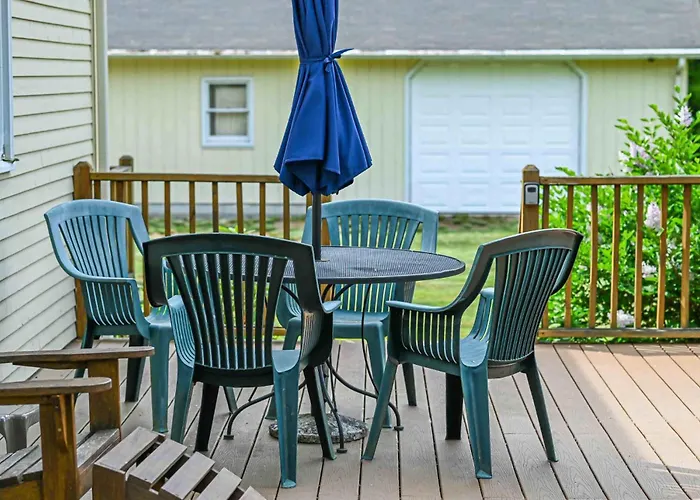 4 Bdr With Private Hot Tub Backyard And Deck