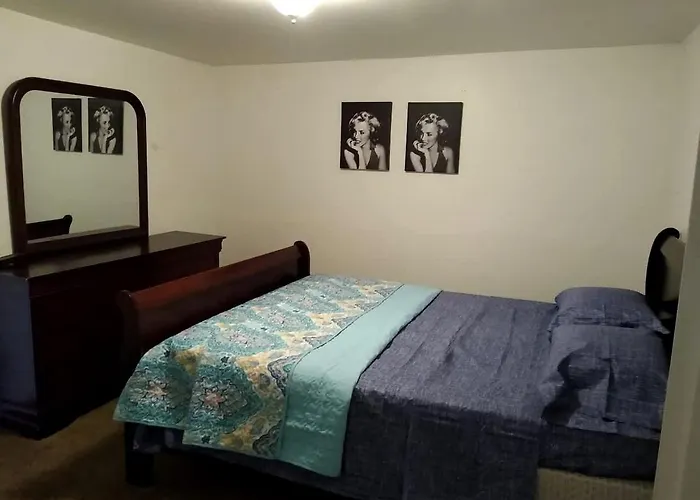 Pet-Friendly 3-Bedroom Ranch With Backyard, Fireplace & Near Nashville