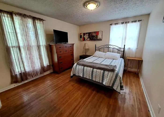 Pet-Friendly 3-Bedroom Ranch With Backyard, Fireplace & Near Nashville