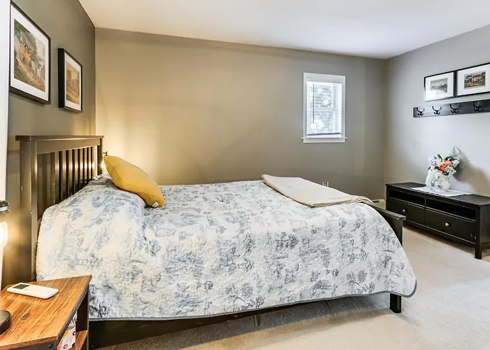 Walk To Town: Charming Unit W/ Balcony In Bedford!