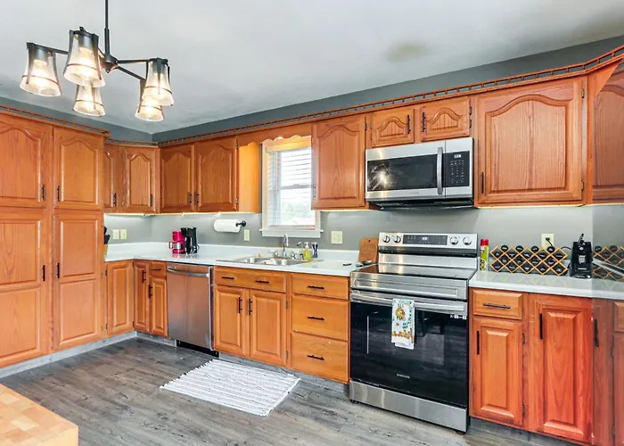 Walk To Town: Charming Unit W/ Balcony In Bedford!